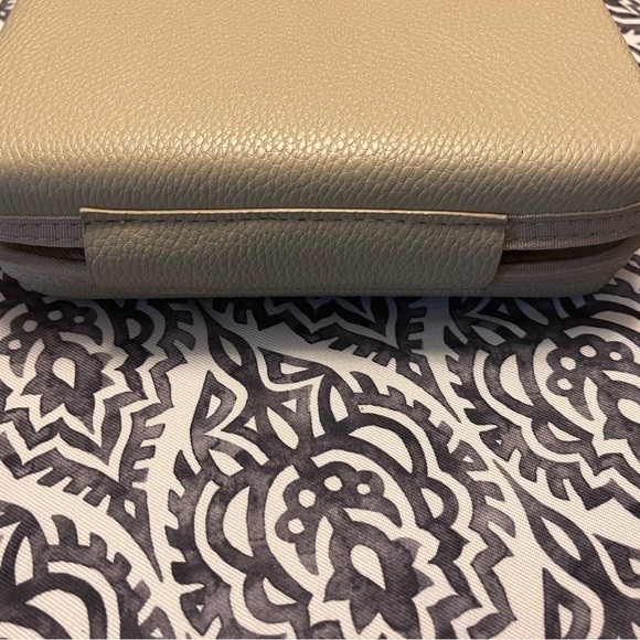 Giorgio Armani x Eva Air Toiletries Case - Picture 4 of 6